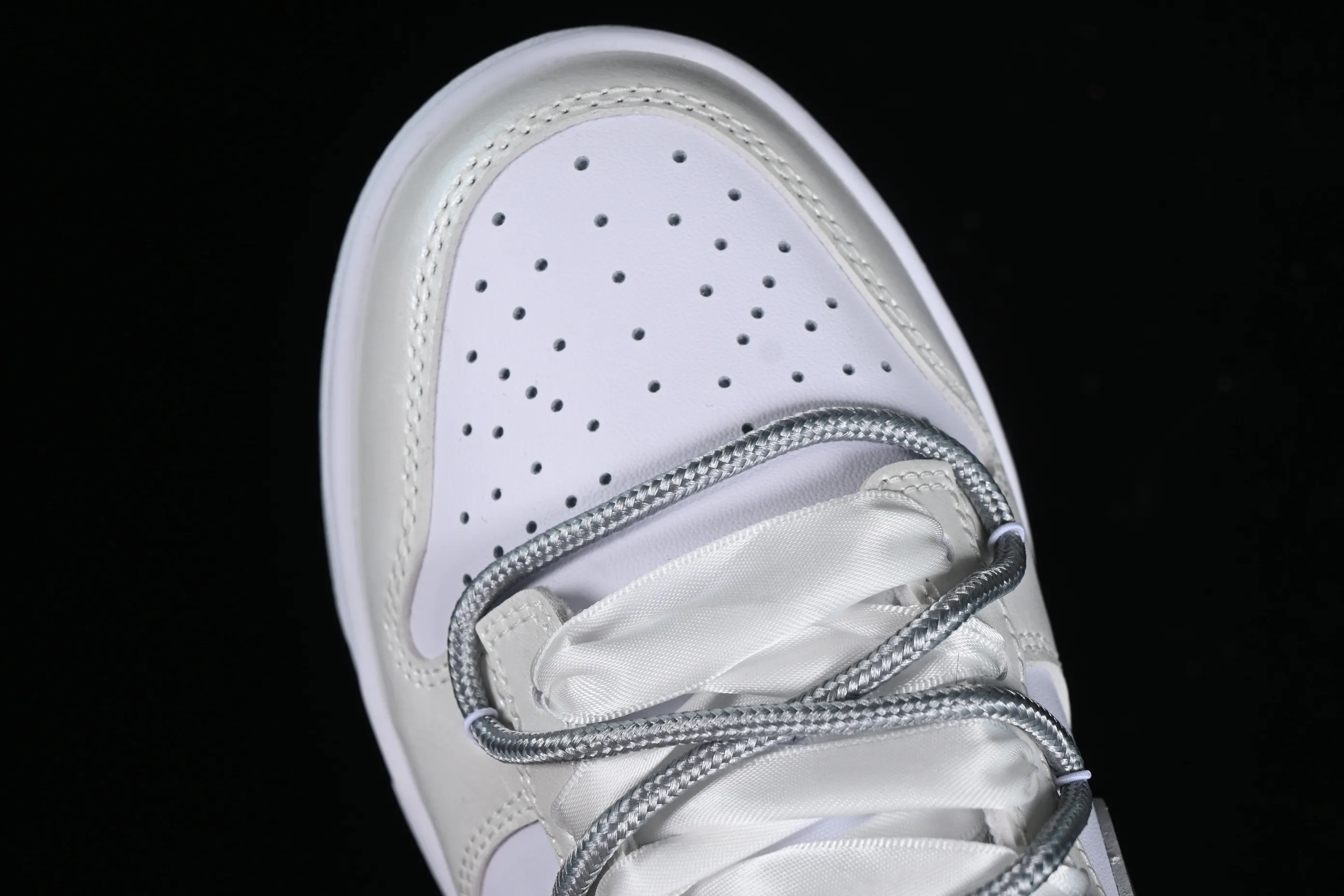 All Categories Nk SB Dunk Series Nk SB Dunk Low Low-top sneakers Nk Dunk Low Fresh silver ballet lace strap SB strap low-top casual sneakers DH9765-102